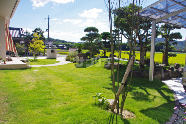 芝生の庭 鮮やかな緑が庭の景色を豊かに