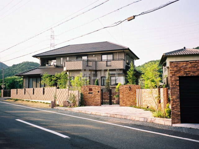 南側道路のリフォーム外構（門回り・庭・駐車場）